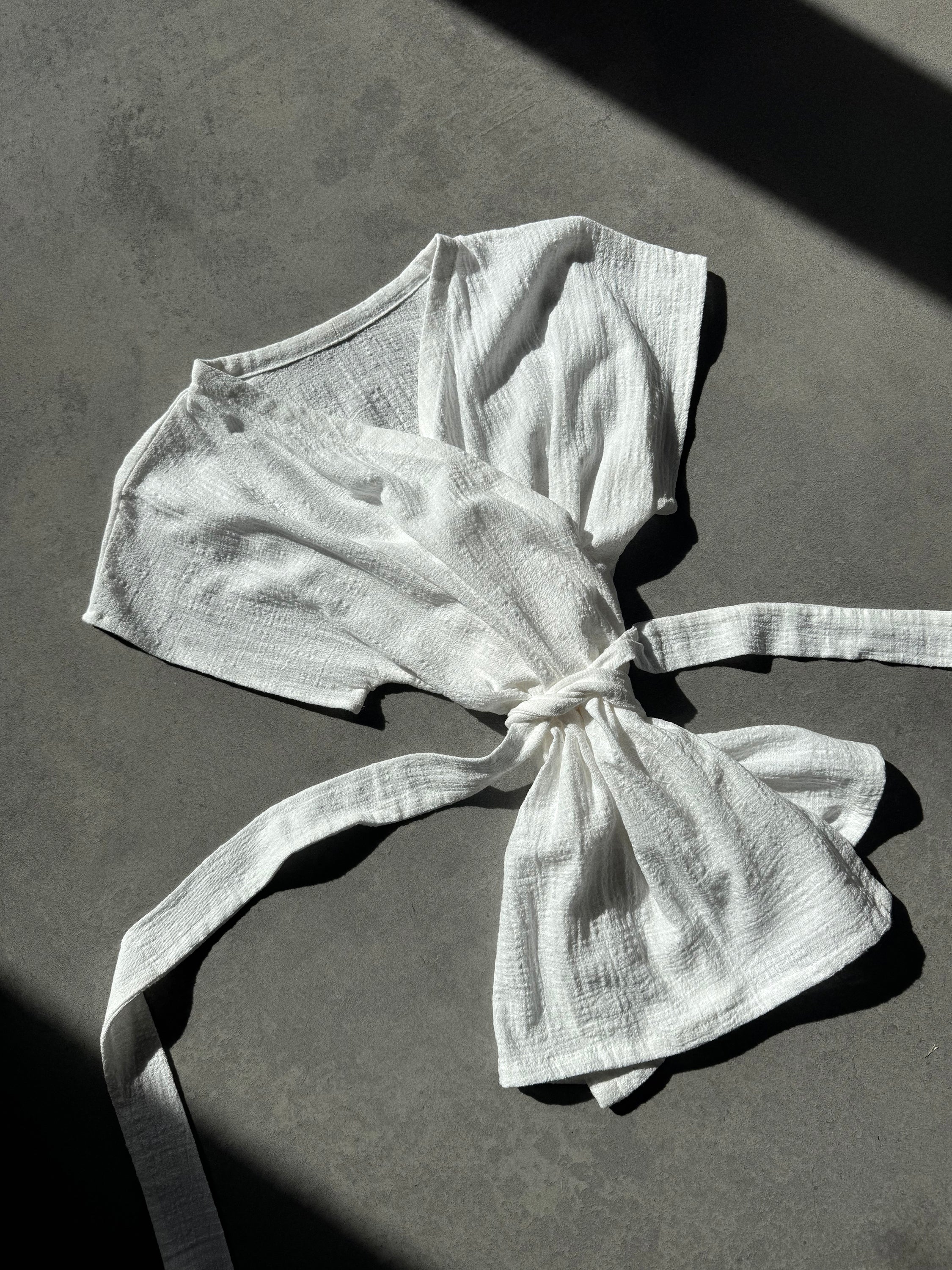 MOLLY kimono top bez rukávov - biely