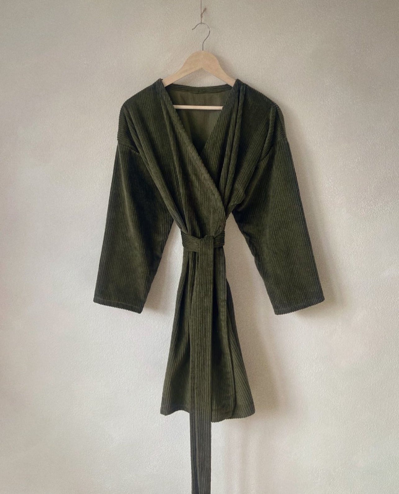 MELLANY manšestrové zavinovací midi šaty - olivové